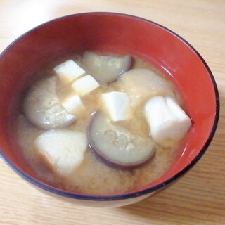豆腐となすと麩の味噌汁